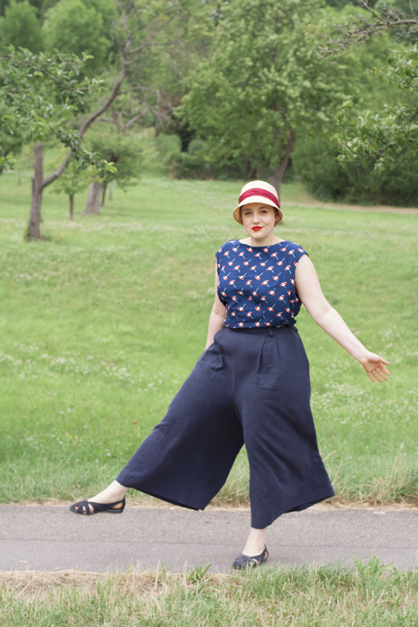 Pauline Alice Botanic Trousers in linen, paired with How To Do Fashion NO 00 Danmark free top. I feel like on vacation at the French riviera in these culottes. Read my review about the pattern.