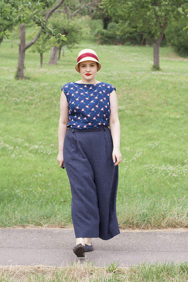 Pauline Alice Botanic Trousers in linen, paired with How To Do Fashion NO 00 Danmark free top. I feel like on vacation at the French riviera in these culottes. Read my review about the pattern.